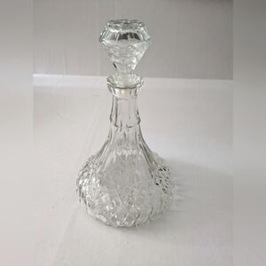 Vintage GLASS WINE DECANTER CRYSTAL PRESSED GLASS WINE DECANTER w/rubber stopper